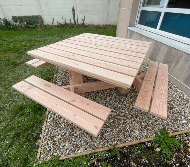 table de pic-nic en bois à Maulette près de Houdan dans les Yvelines 78
